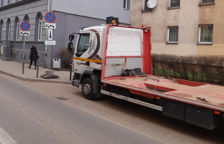 Kłopotliwy fragment ulicy. Deweloper odjechał, Orange ma posprzątać?