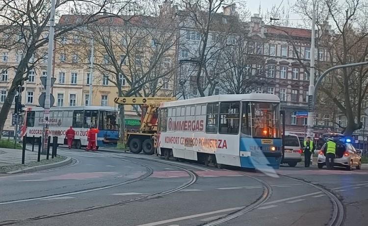 Poranne kłopoty pasażerów MPK Wrocław. Objazdy po wykolejeniu