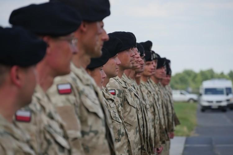 „Hercules” nad Wrocławiem, minister na lotnisku. Polscy żołnierze wrócili z Afganistanu [ZDJĘCIA]