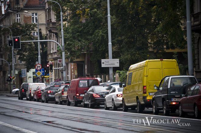 Weekend bez korków? Nie we Wrocławiu. Wciąż jeździmy w ślimaczym tempie