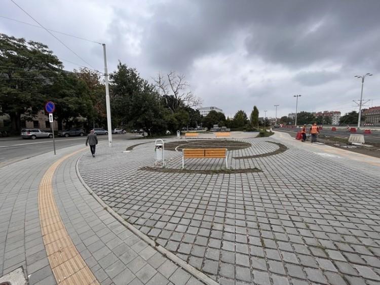 Skwer z betonu przy wielopasmowej jezdni. To miejsce im. Adama Wójcika