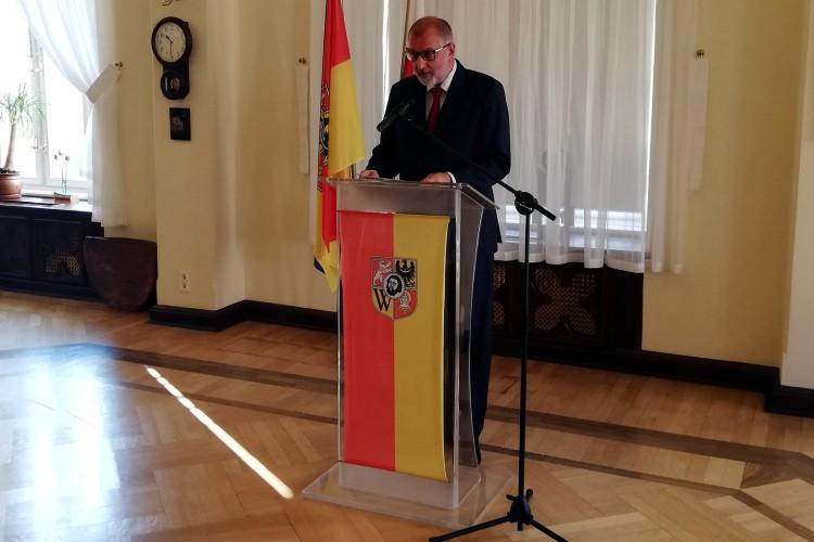 Dutkiewicz i Sutryk przemawiali w ratuszu. „Nie będę nawet próbował mówić, że będę prezydentem takim, jak Ty”