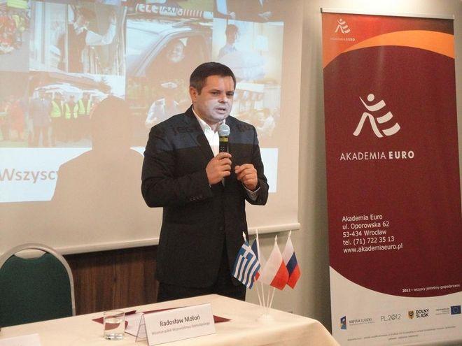 Strażnicy miejscy i taksówkarze uczą się, jak dogadać się z kibicami