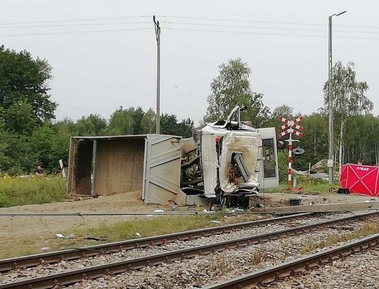 Ciężarówka zderzyła się z pociągiem. Kierowca nie żyje