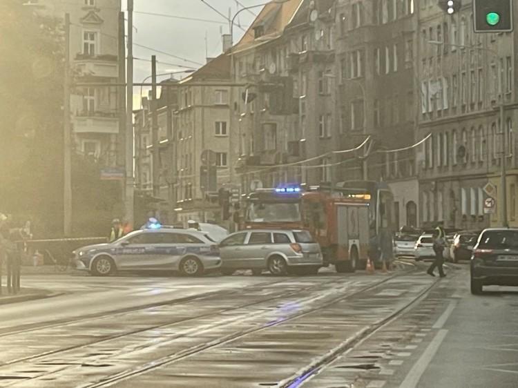 Wrocław: Samochód przewożący krew zderzył się z autem. Dwie osoby ranne