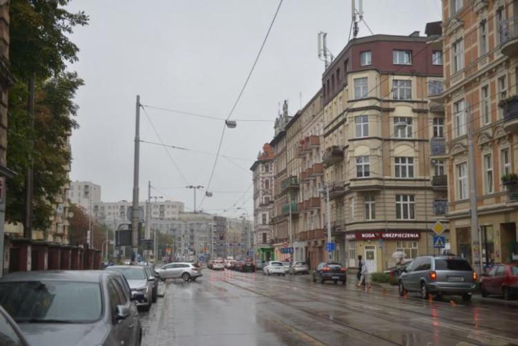 Samochód uderzył w słup na Jedności Narodowej. Tramwaje jechały objazdem