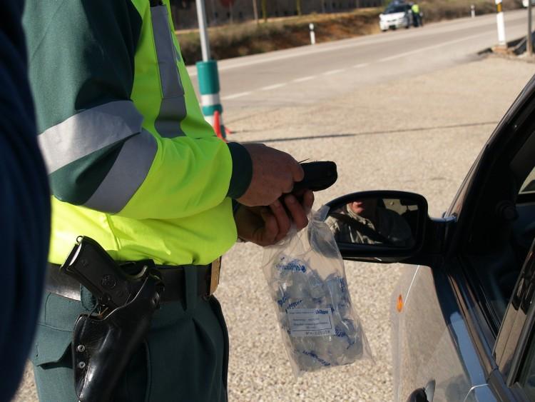 Kierowca spanikował na widok policjanta z alkomatem. Był trzeźwy