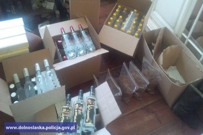 Nielegalna rozlewnia alkoholu i mnóstwo tytoniu odkryte przez wrocławską policję