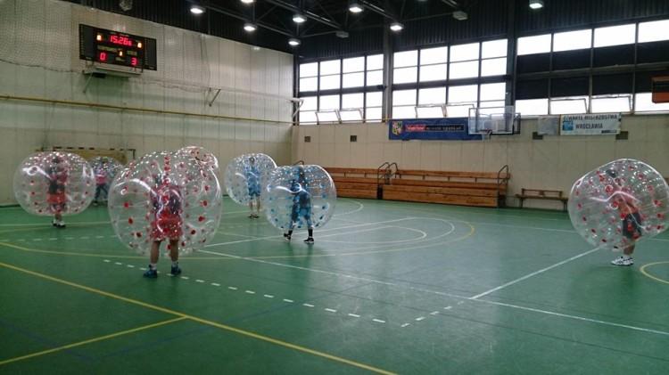 Widowiskowa odmiana futbolu. Trwają zapisy do mistrzostw Wrocławia w bubble soccer