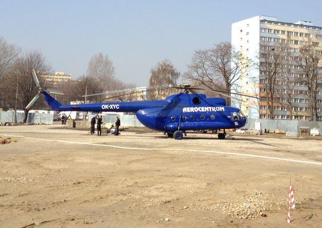 Śmigłowiec zawisł nad Sky Tower - pomógł w montażu elementów na dachu [VIDEO]