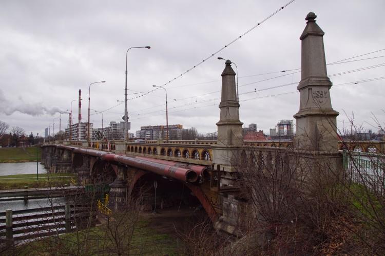 Remont Mostów Osobowickich coraz bliżej? Część rury zniknęła