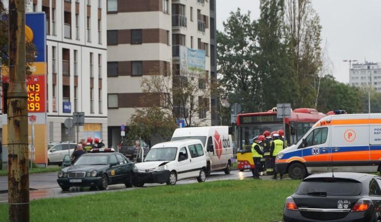 Wrocław: wypadek na Dmowskiego (ZDJĘCIA, UTRUDNIENIA DLA KIEROWCÓW)