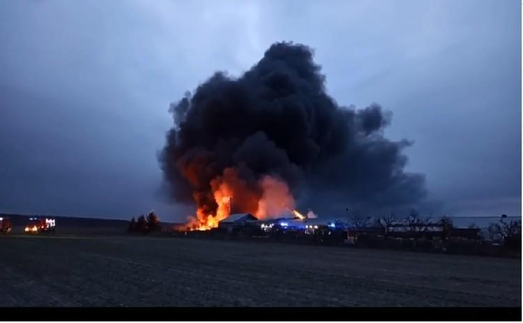 Pożar fabryki zniczy i świec w Bystrzycy pod Oławą [ZDJĘCIA, WIDEO]