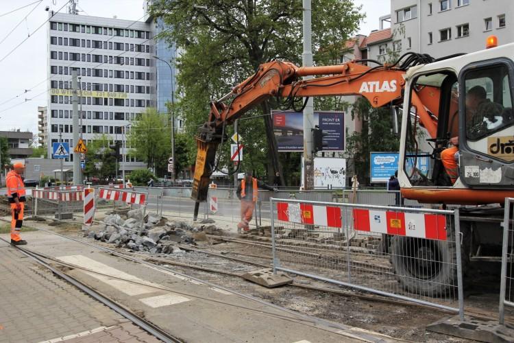 Kolejny remont torów na Hallera. Co tam teraz robią? [ZDJĘCIA]