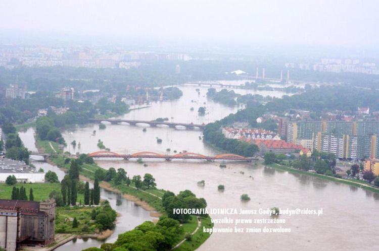 Woda opada, ale wciąż jest groźna