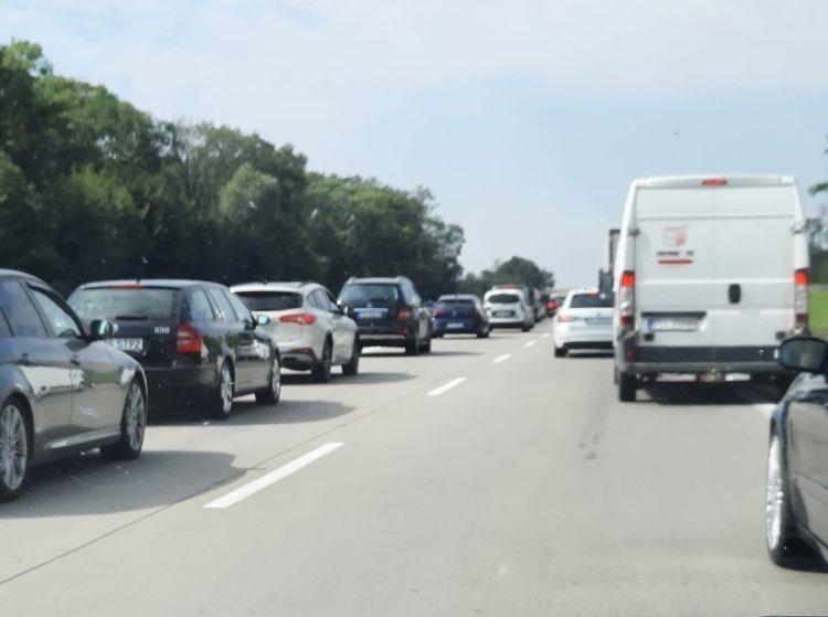 Korek na autostradzie A4. Jeden pas zajęli drogowcy
