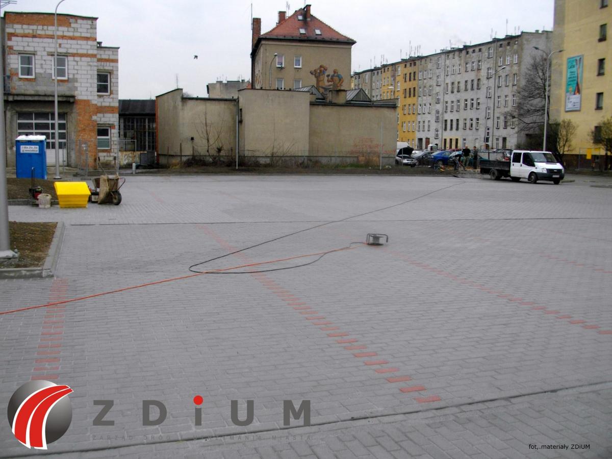 Parking przy Graficie gotowy. Zmieści się tam ponad setka aut [FOTO]