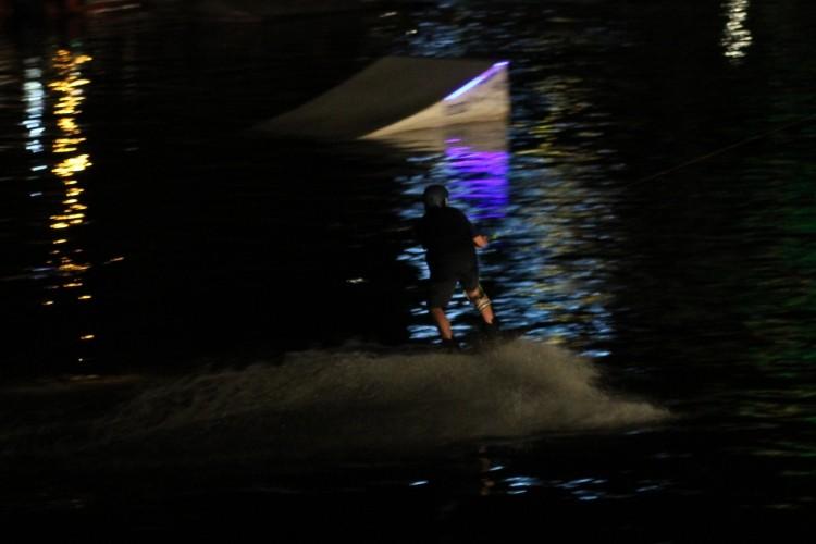 Nocne wakeboardowe popisy w centrum Wrocławia [GALERIA, WIDEO]