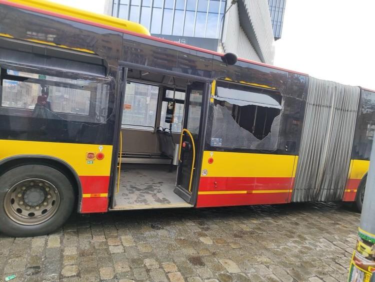 Wrocław: Wypadek autobusów na Dworcowej. Jeden ma wybite szyby