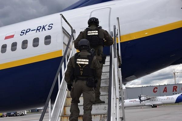 Wrocław: Pijani i agresywni pasażerowie wyprowadzeni z samolotu