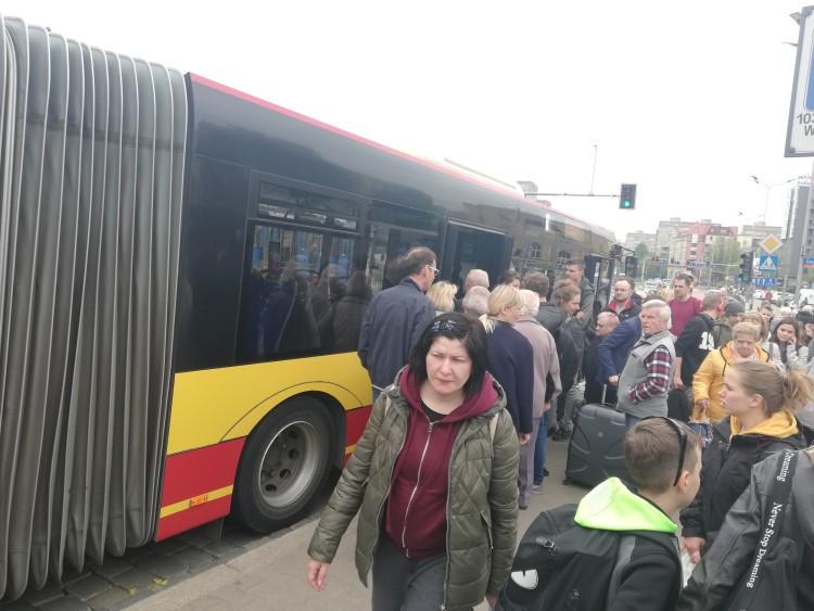 Komunikacyjnego „armagedonu” ciąg dalszy! Pętla w Leśnicy była wyłączona z ruchu [ZDJĘCIA]