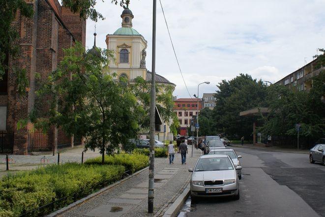 Budowlańcy stawiają żurawia. Na 3 dni zamkną skrzyżowanie w centrum Wrocławia