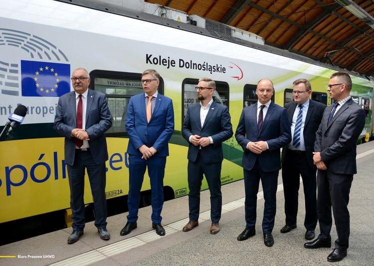 Pociąg w europejskich barwach. To promocja zrównoważonego transportu [ZOBACZ]