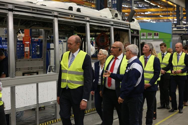 Minister rozwoju odwiedził wrocławską fabrykę Volvo [ZDJĘCIA]