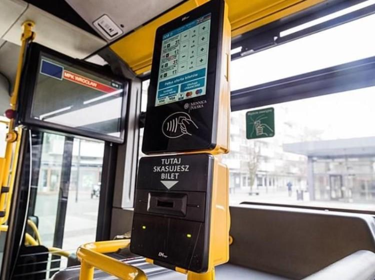 Skargi pasażerów MPK Wrocław poskutkowały. Koniec blokowania kart płatniczych