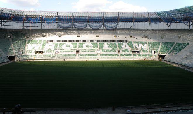 Nagłośnienie i monitory LCD na stadion dostarczy BRE Leasing
