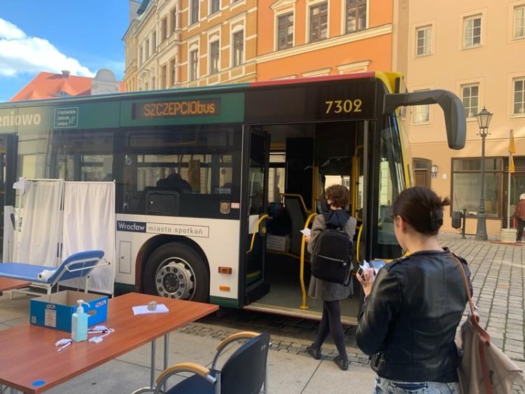 Ruszyły szczepienia wrocławskich studentów. Szczepionki dojadą na uczelnie [TERMINY]