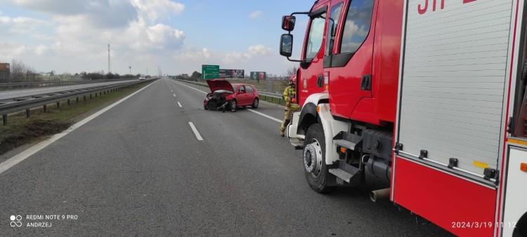 Wypadek na S8 pod Wrocławiem. Golf uderzył w bariery