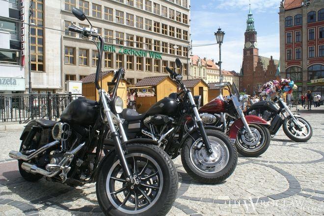 Piersi na motocyklach. Ponętne panie będą paradować na motorach z różowymi wstążkami