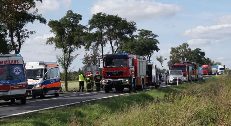 Samochód wjechał w motocyklistów: 10 osób rannych, jedna nie żyje [ZDJĘCIA]