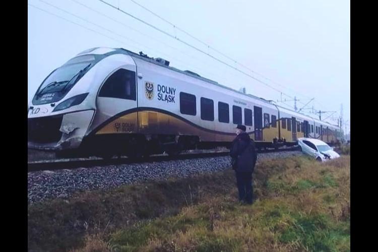 Wypadek we Wrocławiu: Auto z matką i dwójką dzieci wjechało pod pociąg