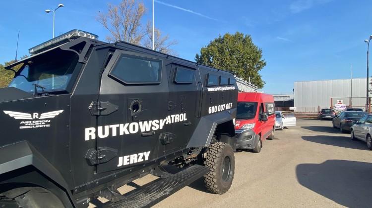 Tak wyglądał atak na fabrykę wódki we Wrocławiu. Próbowali ją przejąć pseudokibice? [ZAPIS Z KAMER]