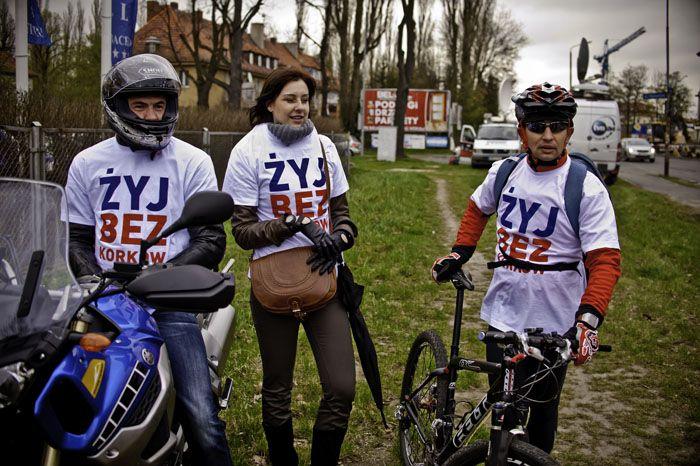 Wyścig z korkami: motocykl przed autem, rowerzysta pomylił trasę