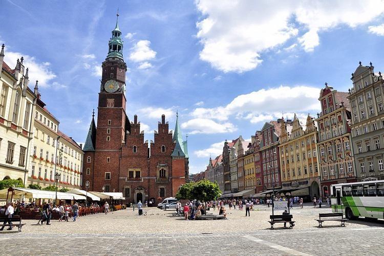 Agresywny mężczyzna na Rynku. Uderzył Koreankę w twarz i wulgarnie zwyzywał