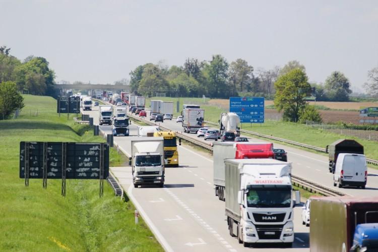 Wpadek trzech aut na A4. Jeden z kierowców uciekał przed przyjazdem służb