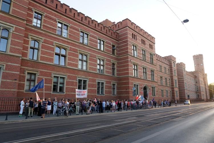 Kilkadziesiąt osób na niedzielnym proteście „Europo nie odpuszczaj” [ZDJĘCIA]