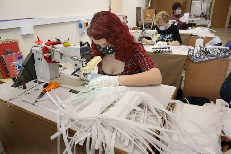 Artyści szyją kolorowe maseczki dla służb medycznych [ZDJĘCIA]
