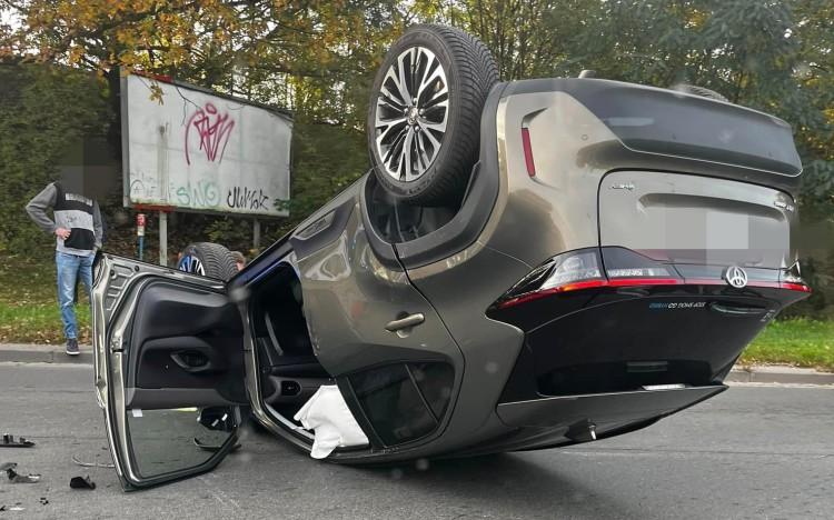 Wypadek we Wrocławiu. Dachowała toyota