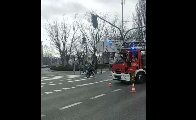 Wrocław: Wypadek wozu strażackiego z osobową skodą koło mostu Grunwaldzkiego