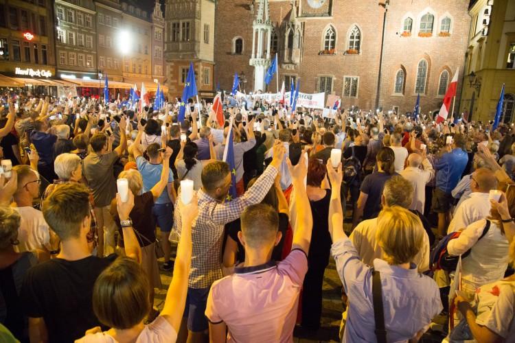 Łańcuch Światła. Wrocławianie znów protestowali w obronie Sądu Najwyższego [ZDJĘCIA]