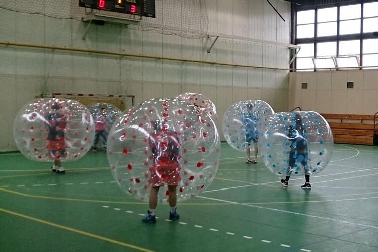Piłka nożna w... ogromnych piłkach! Bubble soccer za darmo w ramach OMW