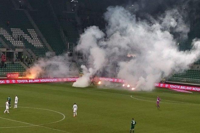 Pseudokibice gości odpalili race na meczu Śląska. Dostali zakazy stadionowe i popracują społecznie