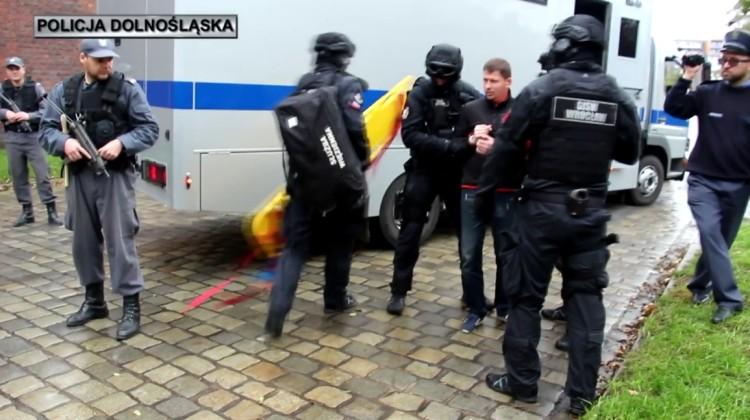 Wrocław: pozorowany wypadek ciężarówki przewożącej więźnia [WIDEO]