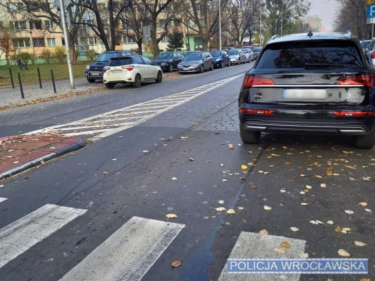 Wrocław: 68-latek zaparkował tak, że inni nie mogli przejechać [ZDJĘCIA]