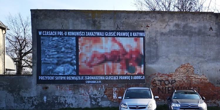 We Wrocławiu zawisł baner o prezydencie Sutryku: „zakazuje głosić prawdę jak komuniści”