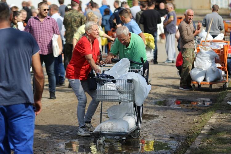Wrocław: Tłumy w punkcie wydawania worków z piaskiem